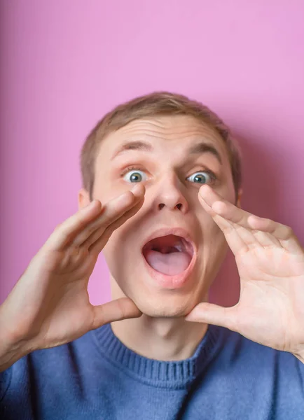 Joven Llamando Gritando Gesto Sobre Fondo Púrpura — Foto de Stock