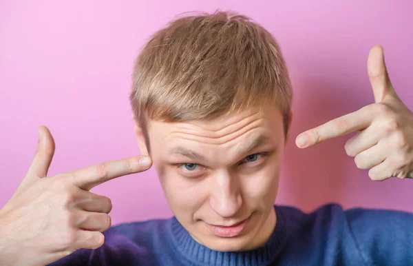 Jeune Homme Montrant Une Arme Son Temple Geste Sur Fond — Photo