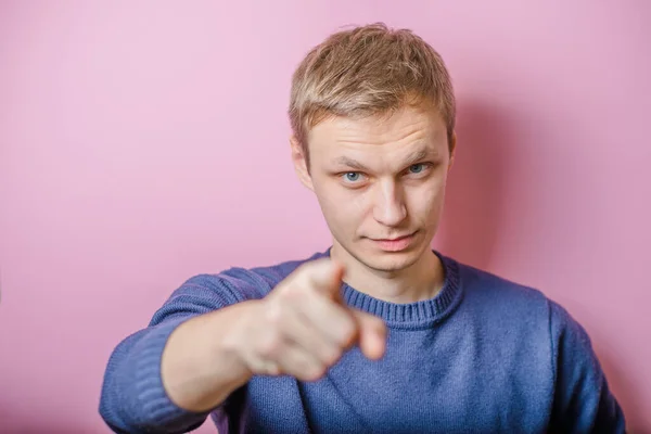 Νεαρός Άνδρας Δείχνει Κάποιον Χειρονομία Δάχτυλο — Φωτογραφία Αρχείου