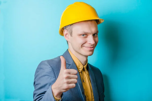 Joven Con Sombrero Amarillo Que Muestra Pulgar Hacia Arriba — Foto de Stock