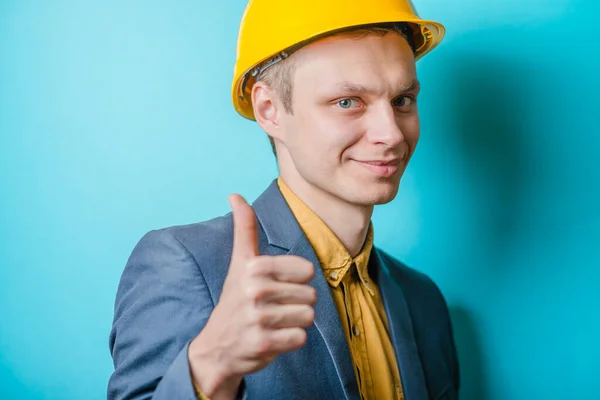 Jonge Man Een Gele Harde Hoed Tonen Duim Omhoog — Stockfoto