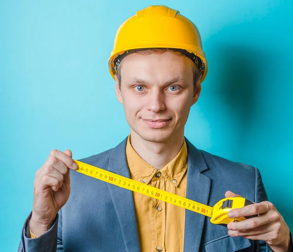 Jonge Bouwer Met Gele Tape Maatregel — Stockfoto