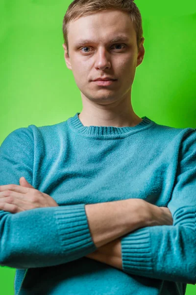 Νεαρός Σοβαρός Άντρας Πράσινο Φόντο — Φωτογραφία Αρχείου