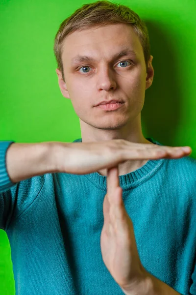 Retrato Jovem Gesticulando Sinal Saída Tempo — Fotografia de Stock