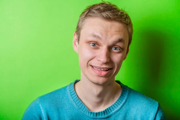 Jonge Man Vreemd Glimlachen — Stockfoto