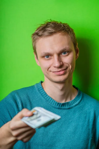Elinde Parası Olan Genç Bir Adam — Stok fotoğraf