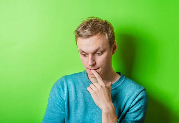 Ung Man Tänker Med Fingret Munnen — Stockfoto