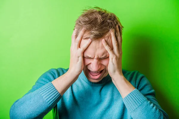 Giovane Uomo Tenendo Testa Gridando — Foto Stock