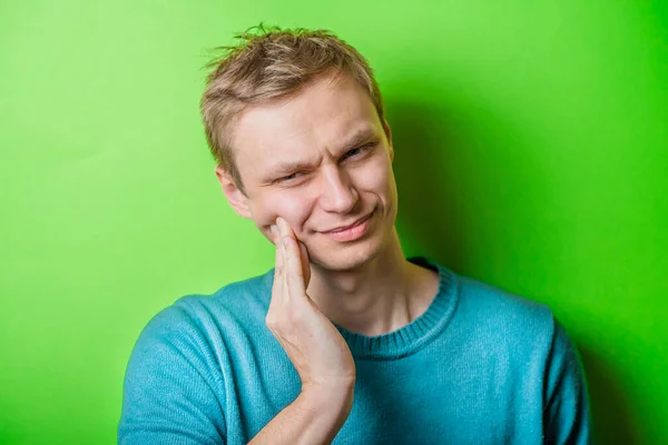Ein Junger Mann Mit Zahnschmerzen — Stockfoto
