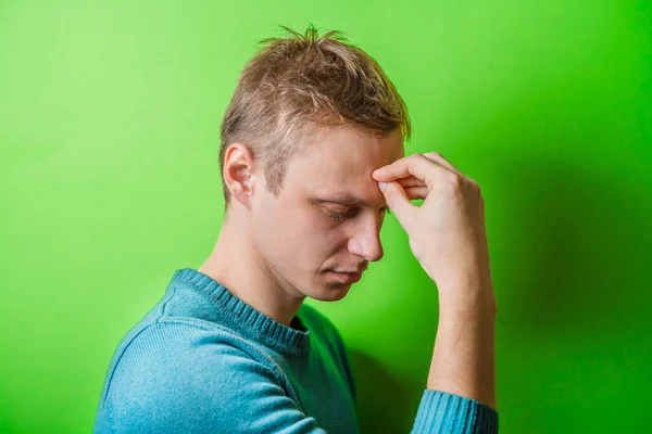 Ung Lättsinnig Man Tänker — Stockfoto