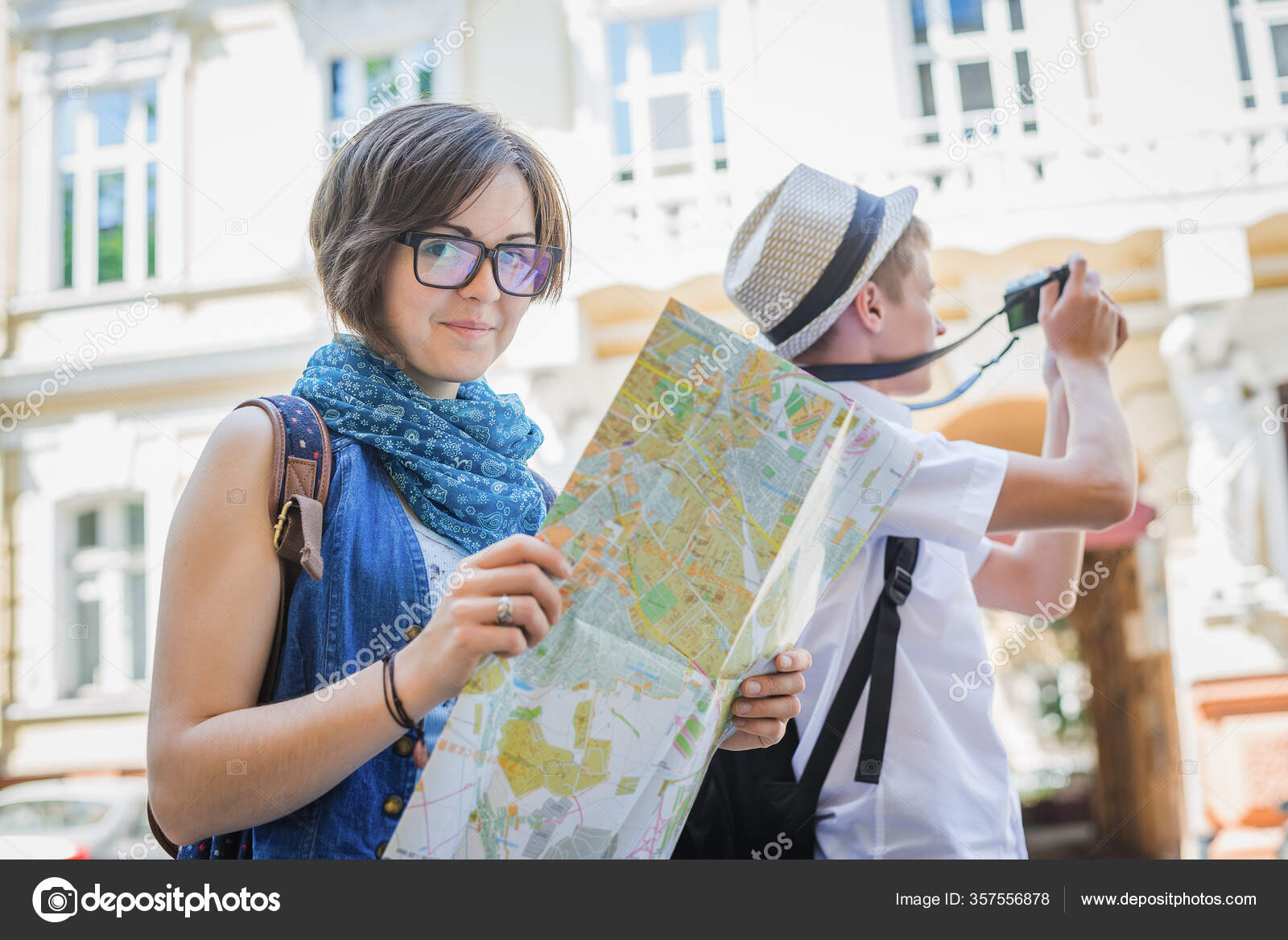 Туристы на экскурсии. Проведение интерактивных мероприятий. Экскурсовод. Экскурсовод и пожилые люди. Экскурсовод.