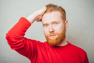 Sıradan ve havalı. Genç hippi kızıl sakallı adam soyulmuş arka planda dururken el ele tutuşuyor.