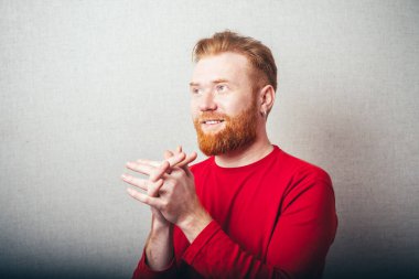 Sakallı dua eden adam. 