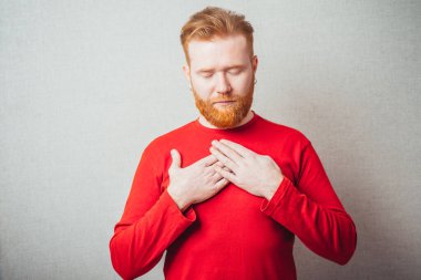 Genç kızıl sakallı adam elini göğsüne koydu.