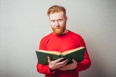 Genç hippi kitap okuyor.