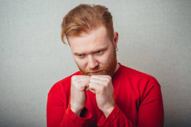 Genç hippi kızıl sakallı adam, keçi sakallı.