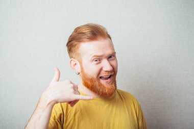 İspanyol adam beni sarı tişörtlü, sakallı, gri arka planlı bir adamdan ara diyor.