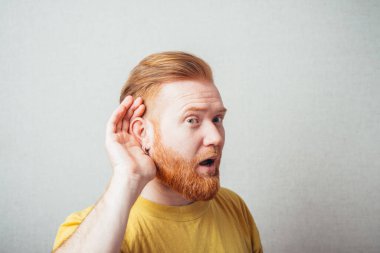 Stüdyoda poz veren adam