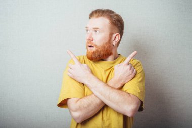 Sakallı adam yan tarafı gösteriyor.