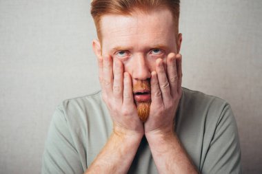 Sakallı adam deriyi yüzüyor.