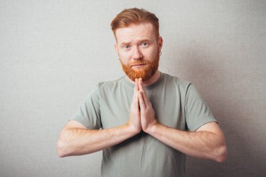 Stüdyoda poz veren adam 