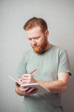 Adam bir defter fikri yazıyor.