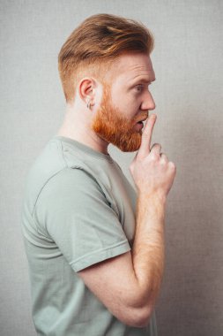 kırmızı adam parmağı hafifçe