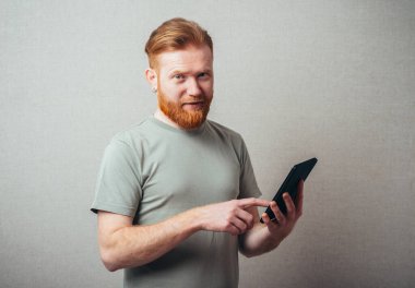 Tablet görünümlü sakallı adam.