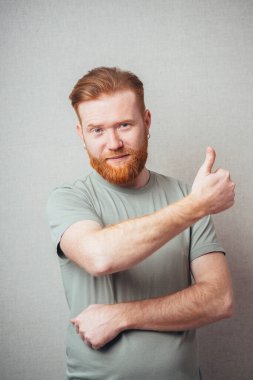 Mutlu kırmızı adam geliyor. Tamam.