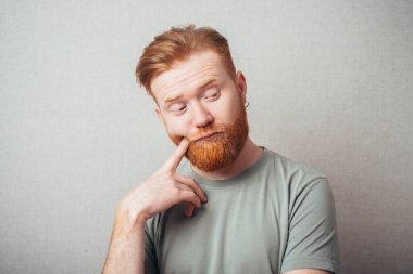 Adam parmak ağızlı sanıyor.