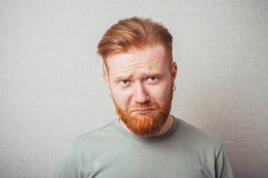 Genç kızıl sakallı adamın yüz ifadeleri.