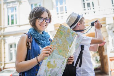 Şehirde turistik haritası olan son moda genç bir çift var.