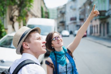 İki Genç Turist Gezgin Şehri