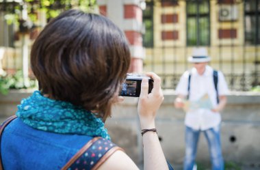 Fotoğrafa poz veren komik adam.