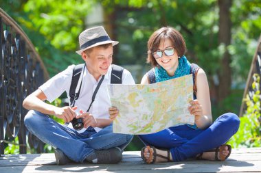 Şehirde turistik haritası olan son moda genç bir çift var.