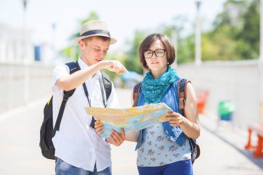 Haritalı turistler, seyahat kavramı