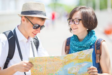 Şehirde turistik haritası olan son moda genç bir çift var.