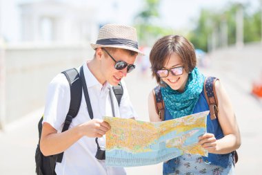 Haritalı turistler, seyahat kavramı