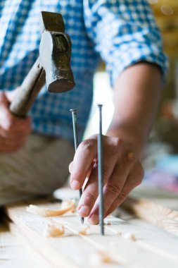 Çekiçle çivi çakmak