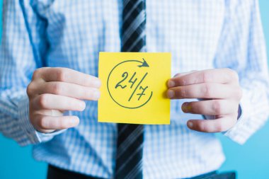 Stüdyo geçmişine karşı tüm gün hizmet