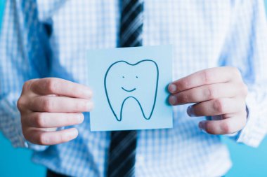 Elinde ikon dişi var.