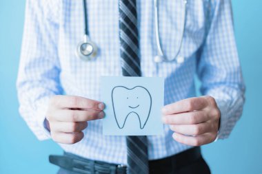 Erkek elleriyle dişçi imzası.