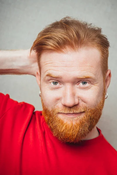 Casual Fresco Joven Hipster Barbudo Rojo Hombre Sosteniendo Mano Cabeza —  Fotos de Stock