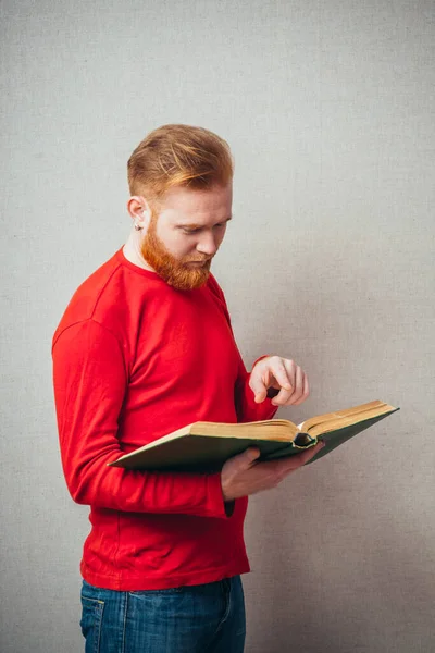 Joven Pelirroja Barbudo Hombre Con Libro — Foto de Stock