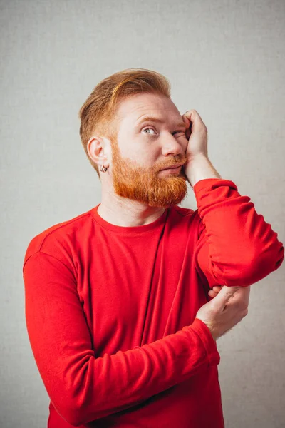 Aburrido Joven Pelirrojo Hombre Con Barba —  Fotos de Stock