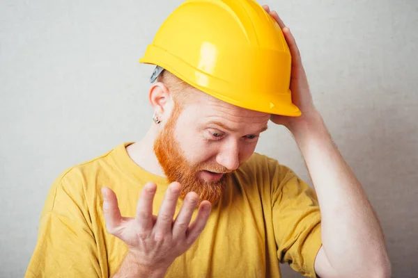 Homem Fundo Cinza Com Uma Barba Uma Camisa Amarela Capacete — Fotografia de Stock