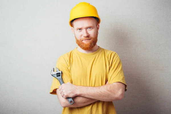 Homem Fundo Cinza Com Uma Barba Uma Camisa Amarela Capacete — Fotografia de Stock