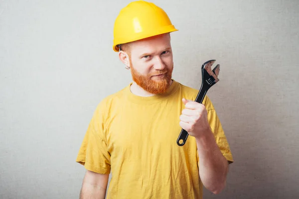 Homem Fundo Cinza Com Uma Barba Uma Camisa Amarela Capacete — Fotografia de Stock