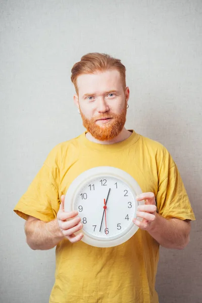 Sur Fond Gris Homme Avec Une Barbe Chemise Jaune Tenant — Photo