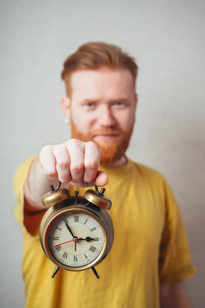 Auf Einem Grauen Hintergrund Mann Mit Bart Einem Gelben Hemd — Stockfoto